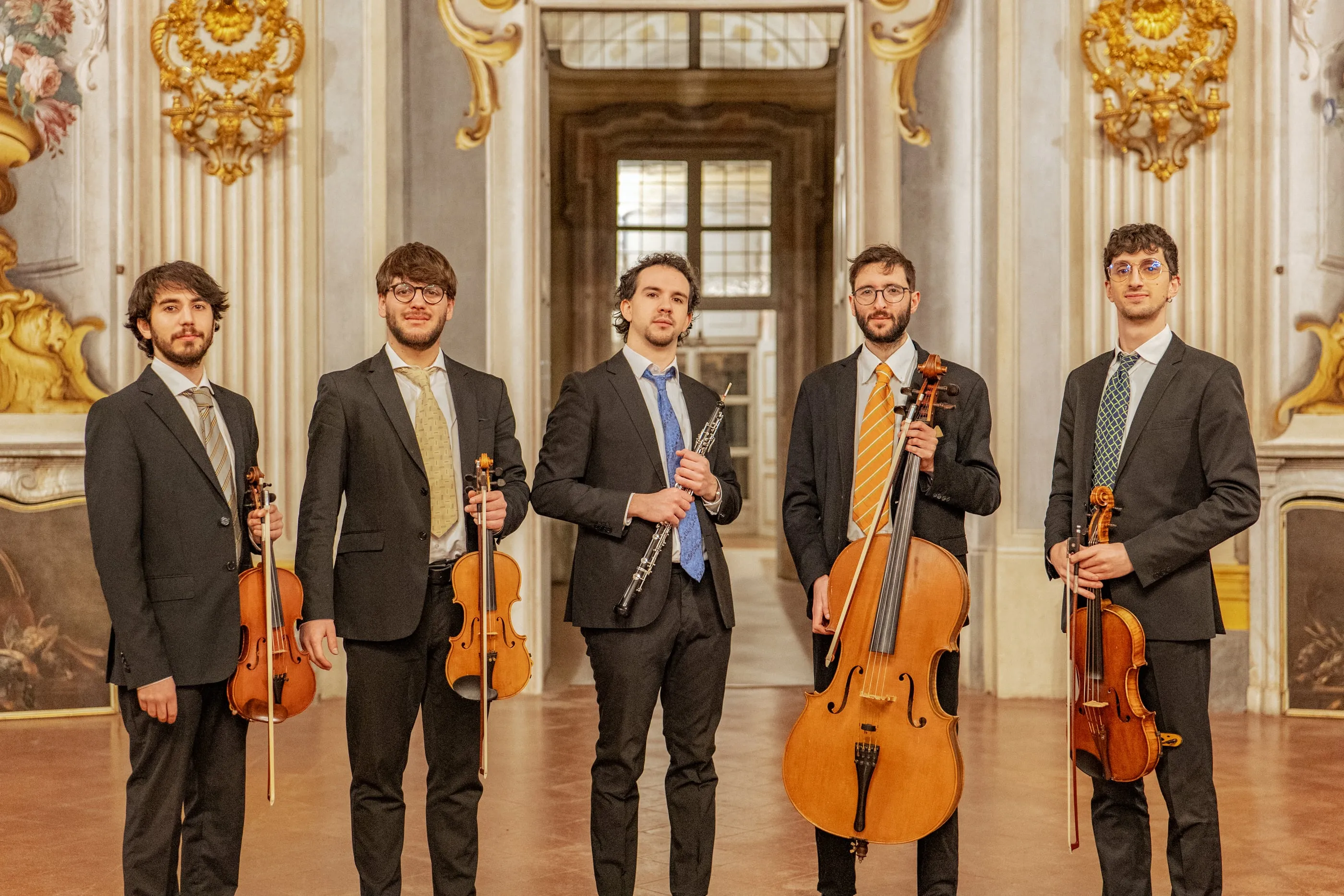 I cinque musicisti dell'Ensemble Belliners con i loro strumenti nella sala affrescata della Palazzina di Stupinigi