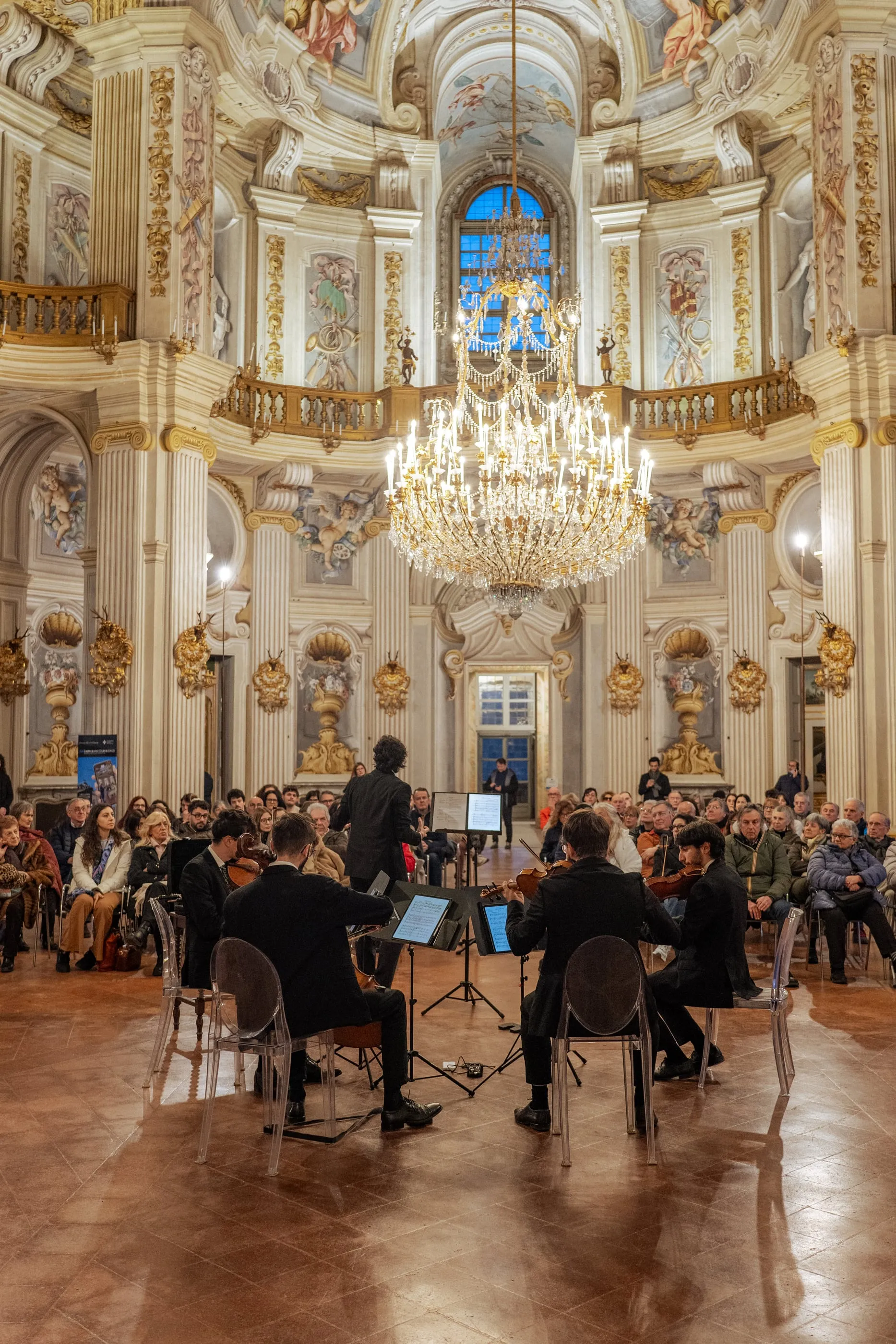 L'Ensemble Belliners in concerto sotto il lampadario di cristallo nella Palazzina di Caccia di Stupinigi